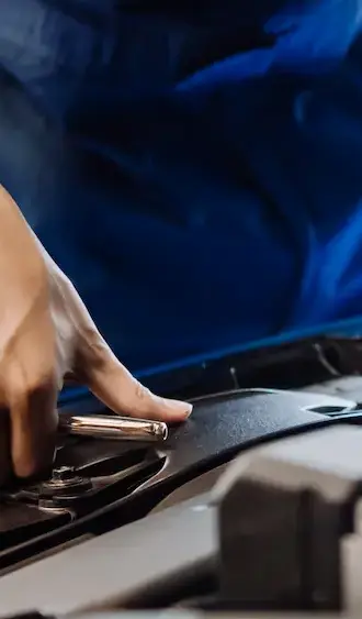 Mechaniker prüft den Zustand eines Fahrzeugs